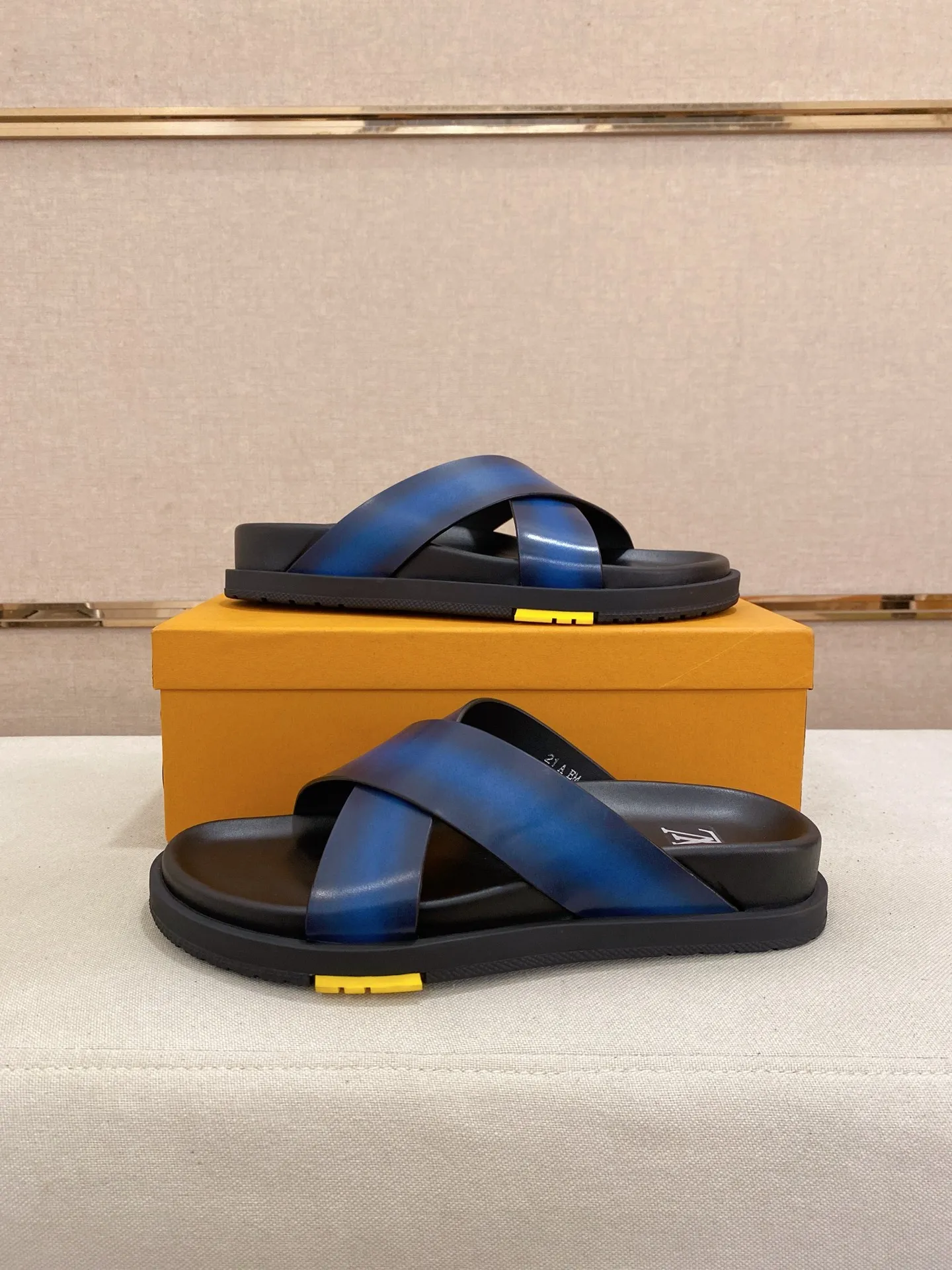 Factory price: 420💰Made by LV🔍Top purchasing agent. Men's spring and summer slippers are available at the same counter. The uppers are made of cowhide imported from Italy. High-quality craftsmanship, soles: original soles specially provided by the original factory, exclusive movable molded soles are super comfortable, original factory follow-up goods, 🔍🔍high quality, can be entered and exited the counter at will, welcome to compare, code number 38-44. Can be customized45